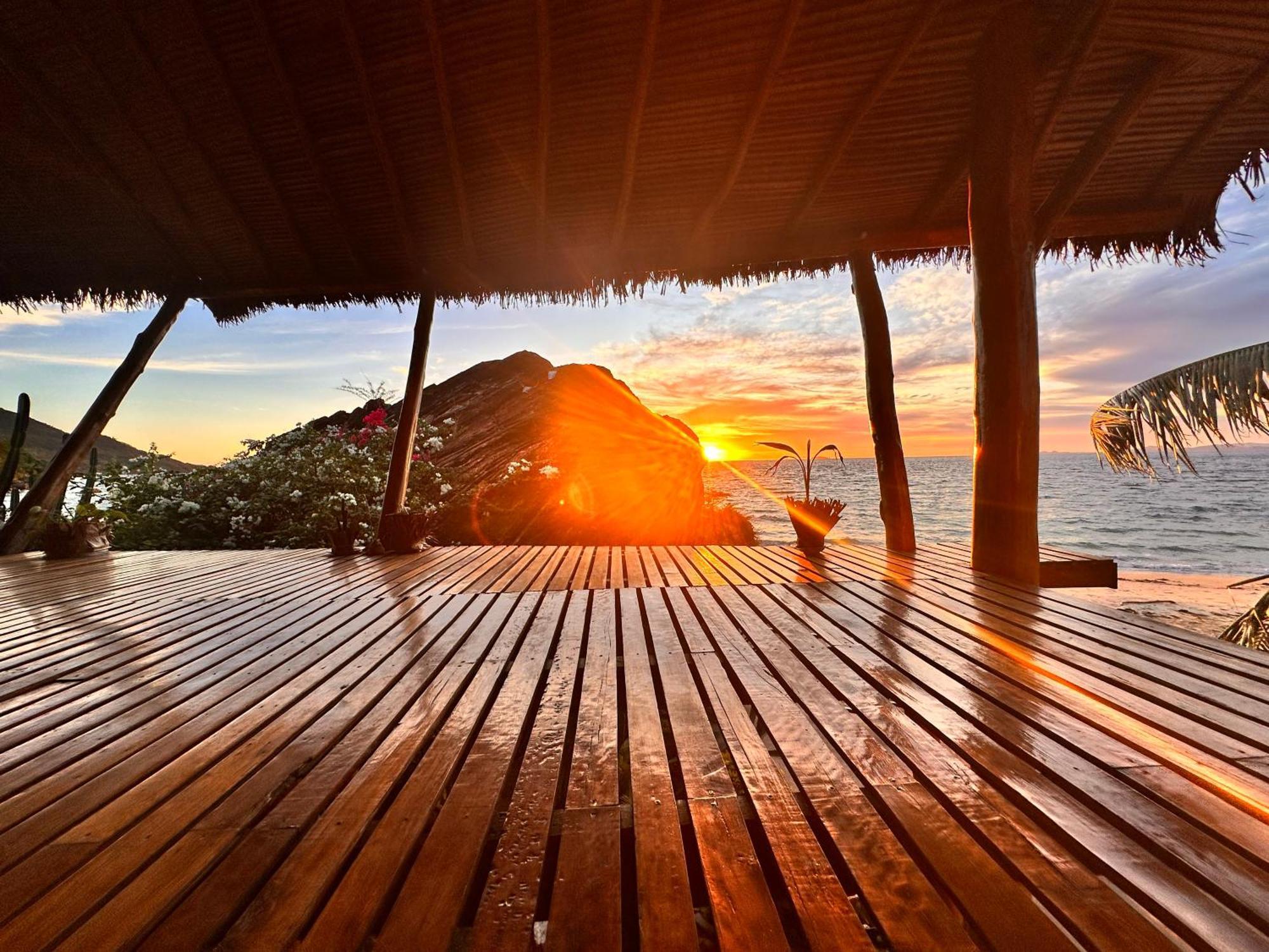 Shambala Madagascar: Beachfront Lodge And Adventures Ambolobozo Exterior photo